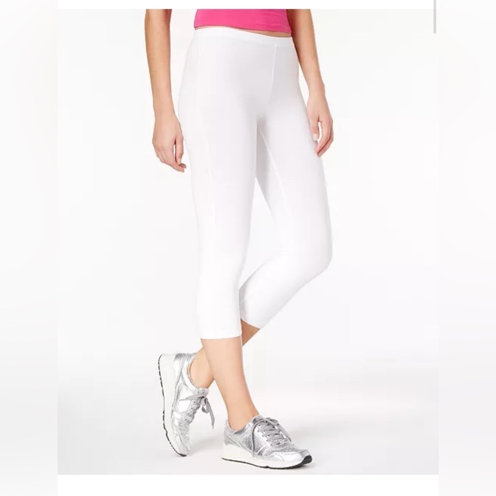 NWT Hue
Women's Capri Leggings small